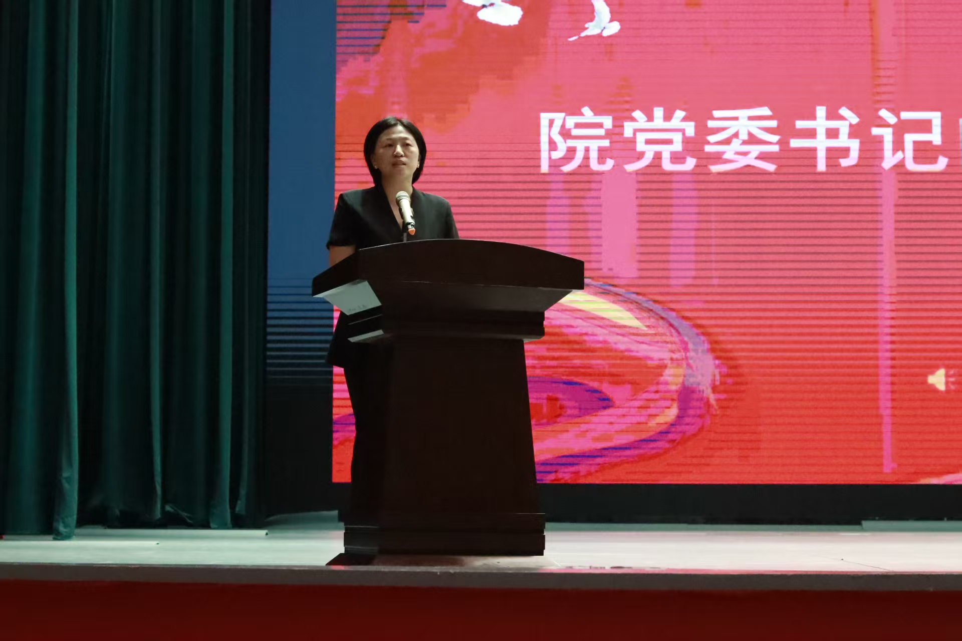 文学院举行2026级新生开学典礼
